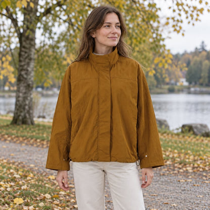 Tunn nylonjacka med ståkrage