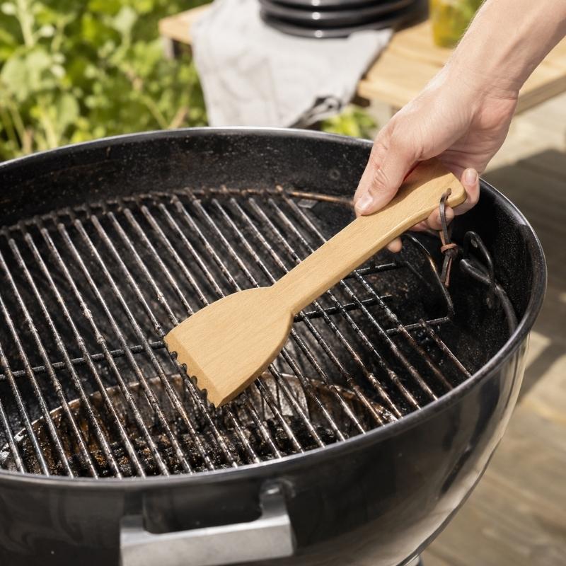 Träskrapa för rengöring av grillgaller